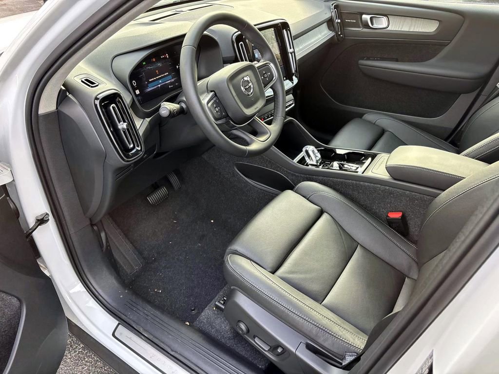 Certified 2025 Volvo XC40 B5 Plus w/ Protection Package Premier image 25