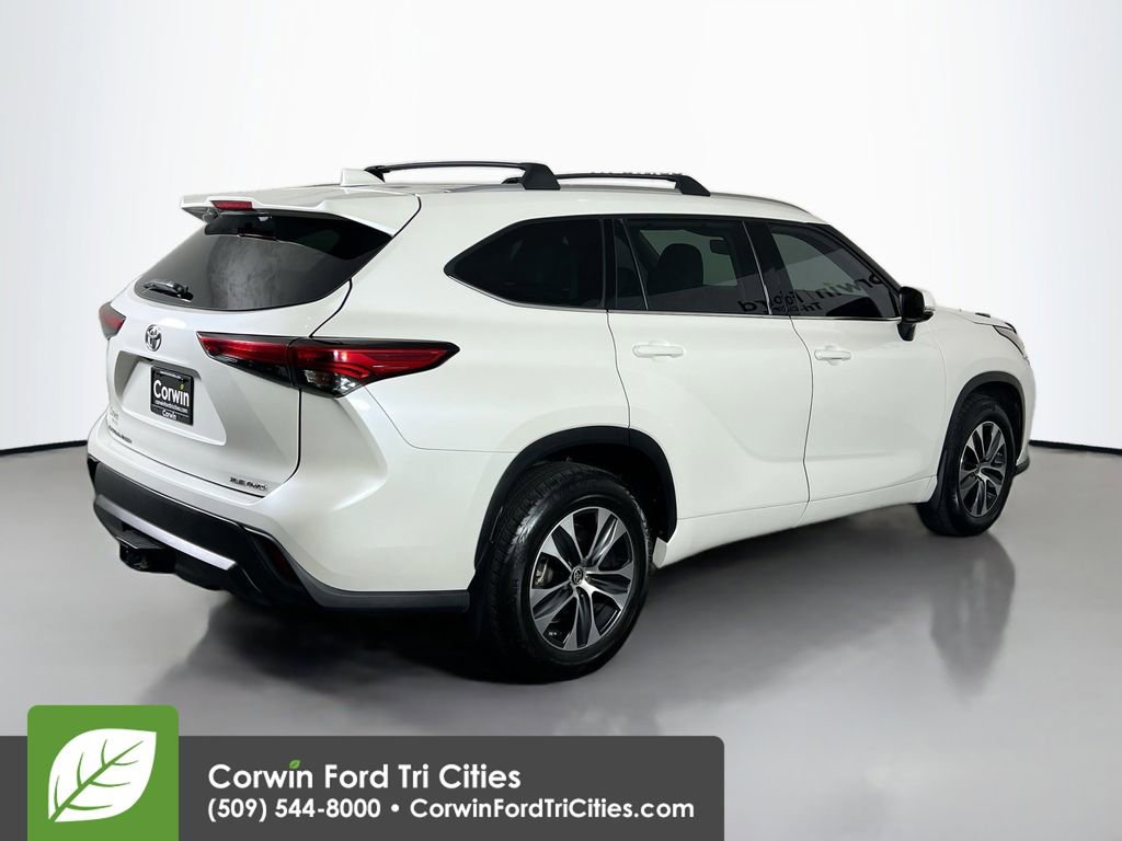 Used 2021 Toyota Highlander XLE AWD/4WD image 16