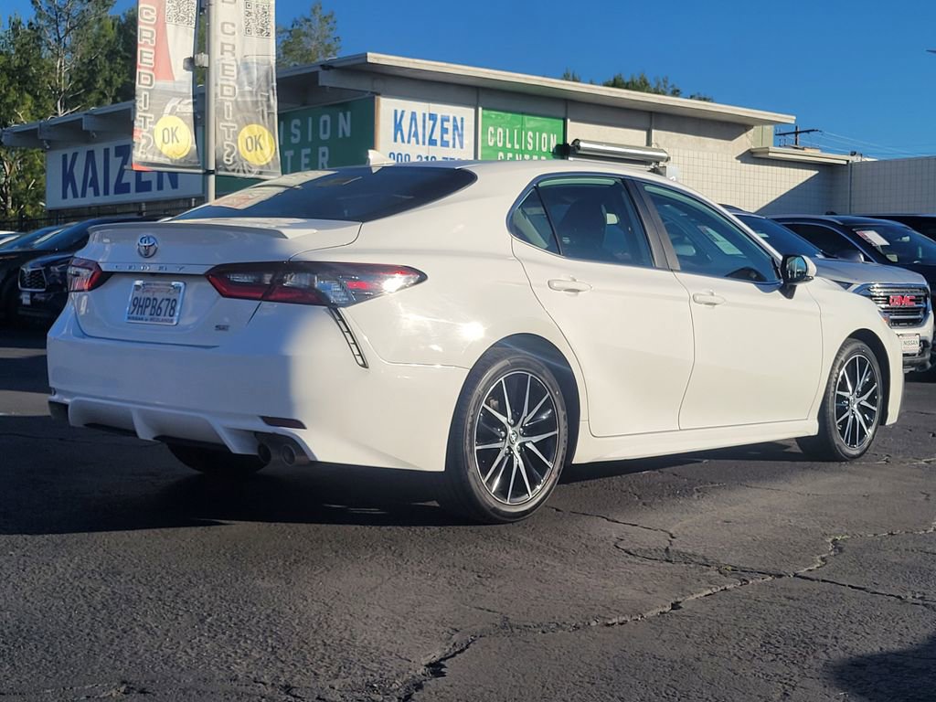 Used 2023 Toyota Camry SE image 2