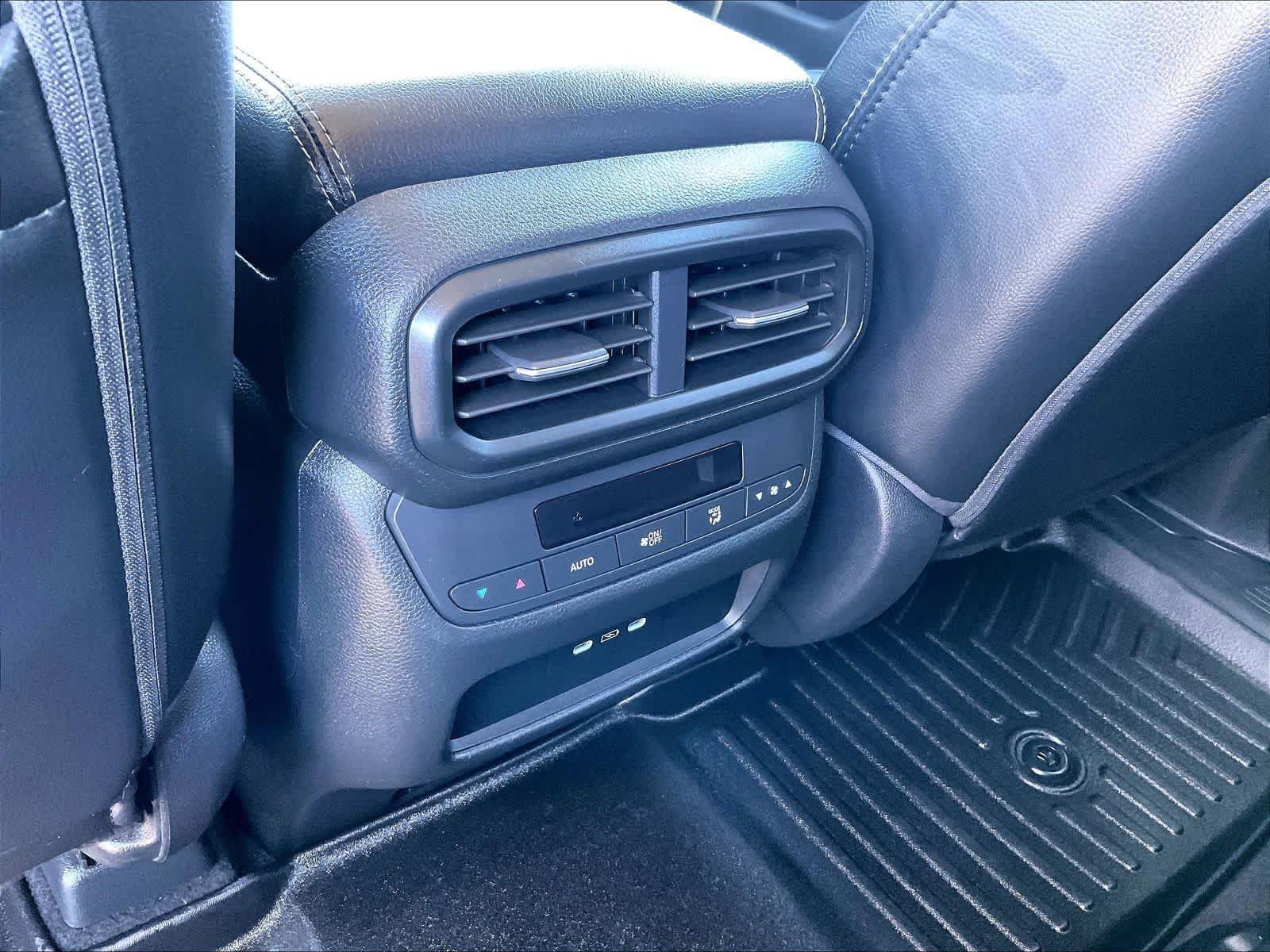 Used 2025 Honda Pilot Touring image 29
