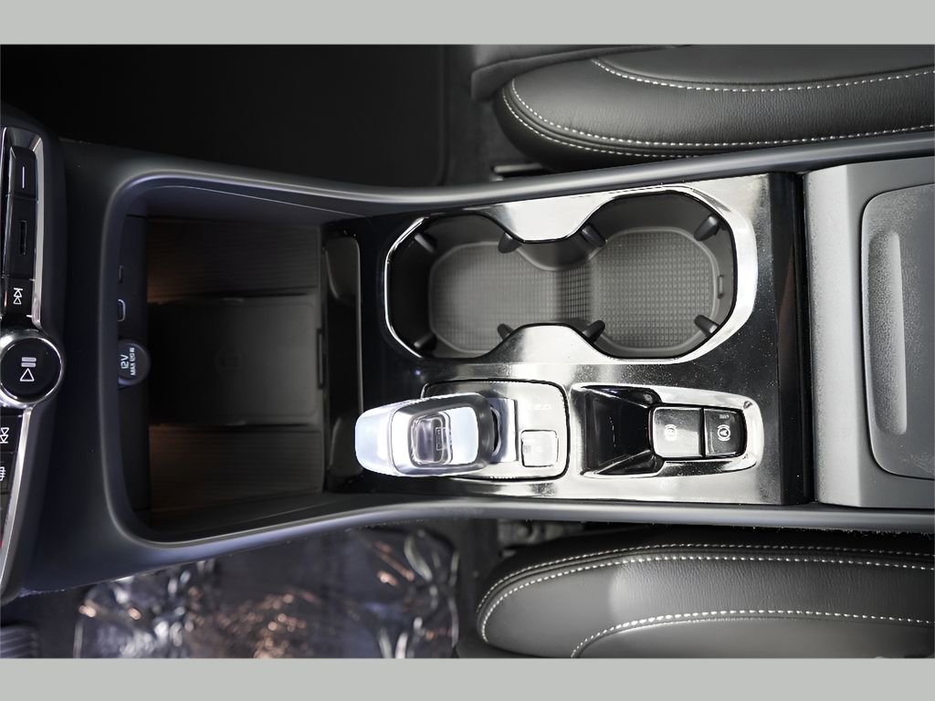 New 2025 Volvo XC40 B5 Ultra w/ Protection Package image 15