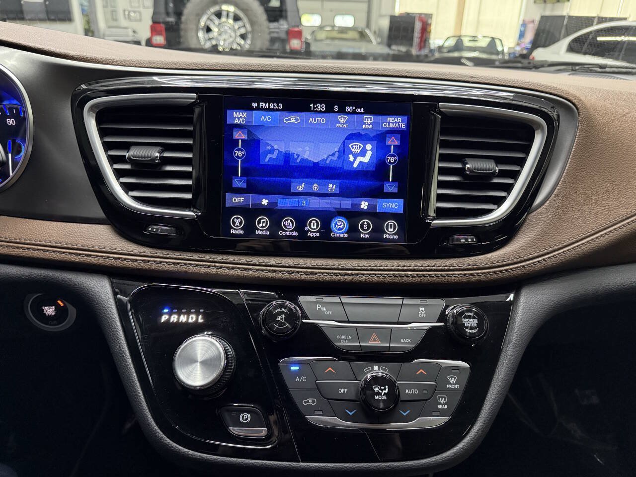 Used 2017 Chrysler Pacifica Limited w/ UConnect Theater Package FWD image 25