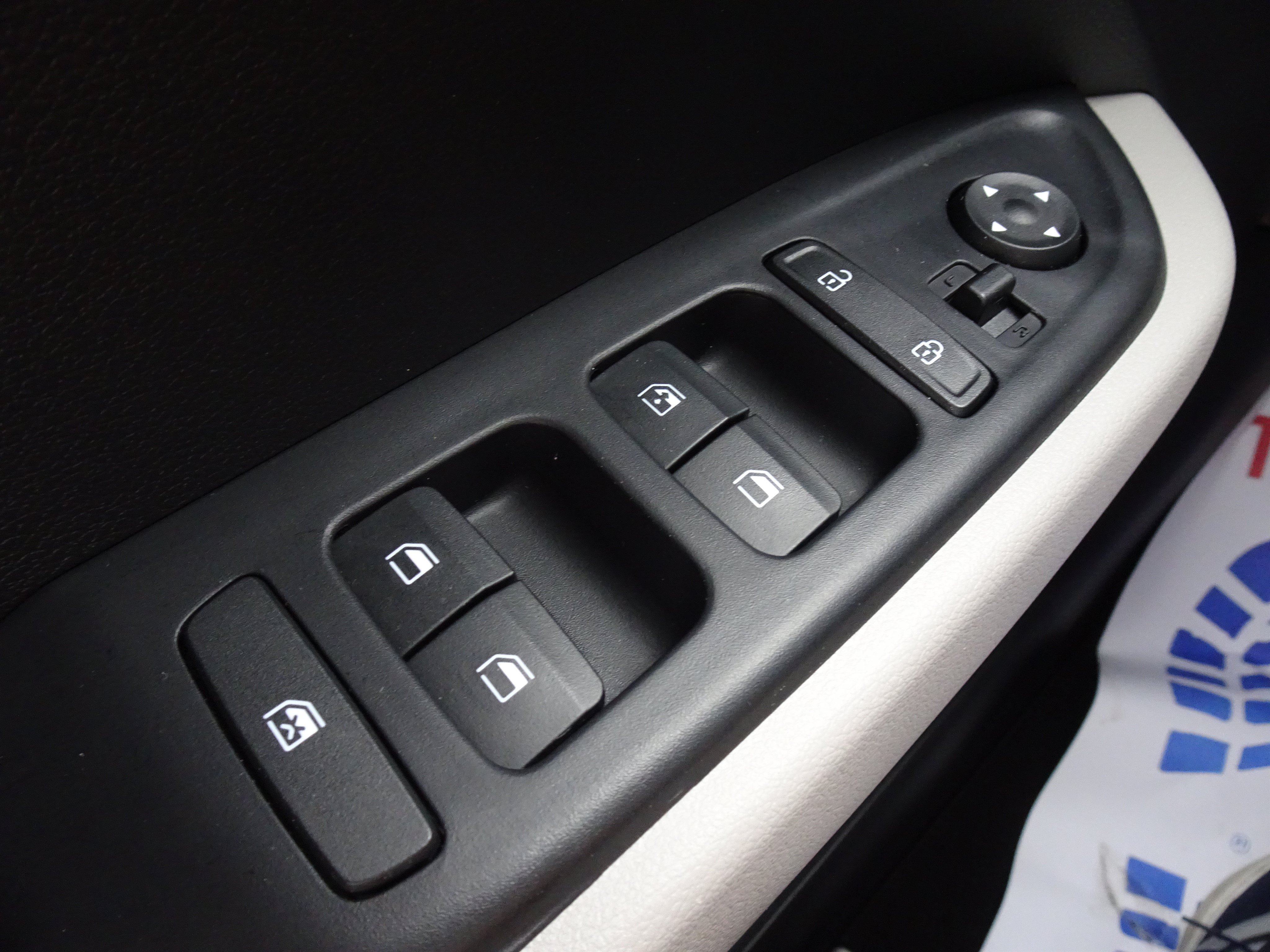 Used 2023 Hyundai Venue SEL FWD image 24