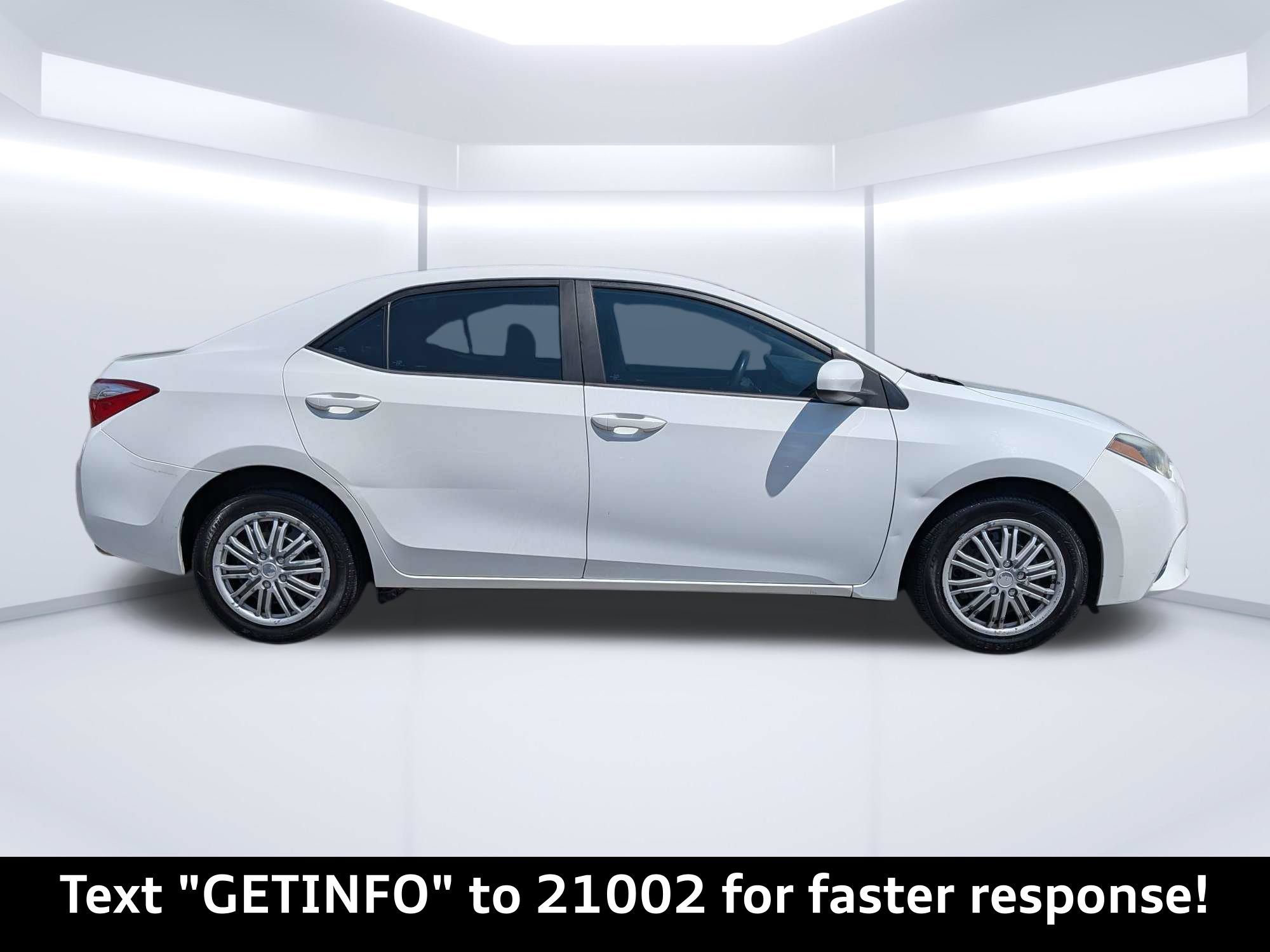 Used 2015 Toyota Corolla LE FWD image 2