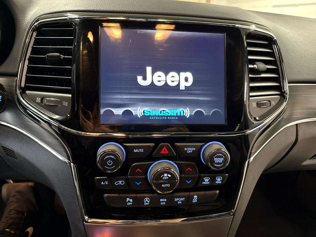 Used 2019 Jeep Grand Cherokee Limited image 15