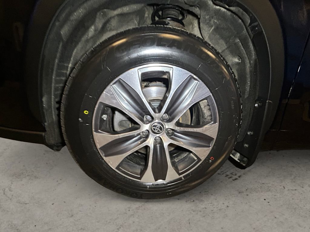 Used 2022 Toyota Highlander XLE image 14