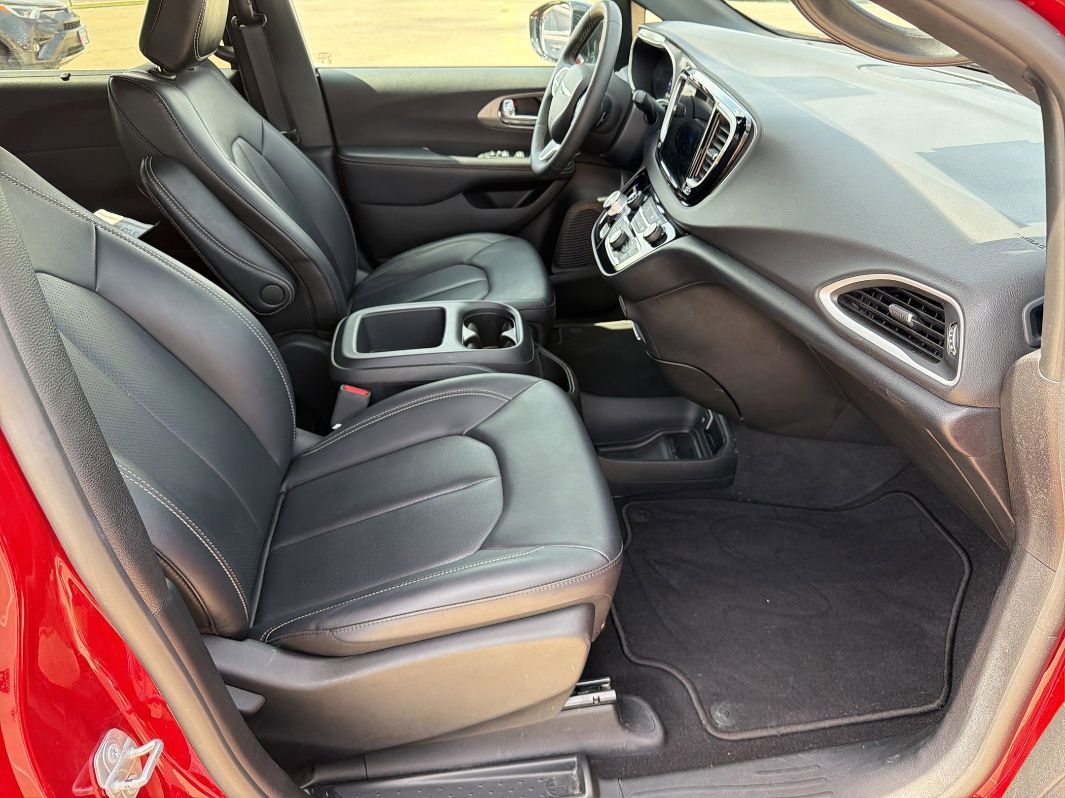 Certified 2025 Chrysler Pacifica Select image 29