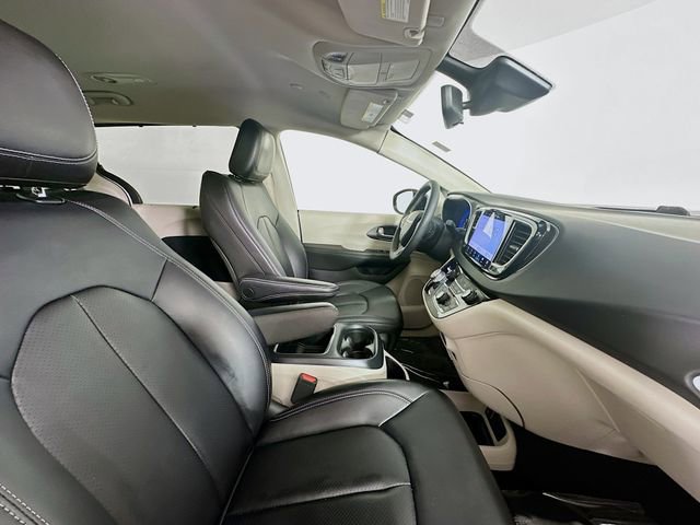 Used 2024 Chrysler Pacifica Touring-L image 26