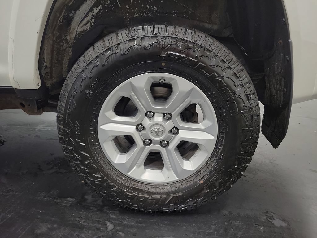 Used 2018 Toyota 4Runner SR5 AWD/4WD image 10