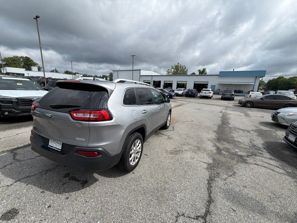 Used 2017 Jeep Cherokee Latitude w/ Cold Weather Group AWD/4WD image 6