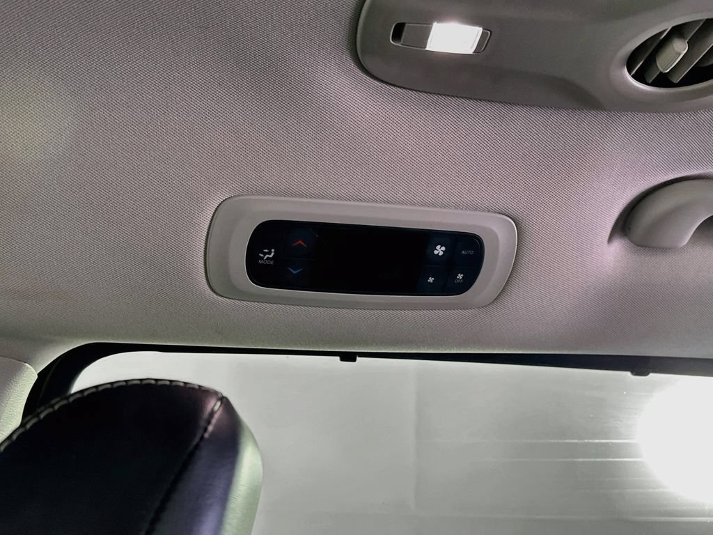 Certified 2024 Chrysler Pacifica Touring-L FWD image 35