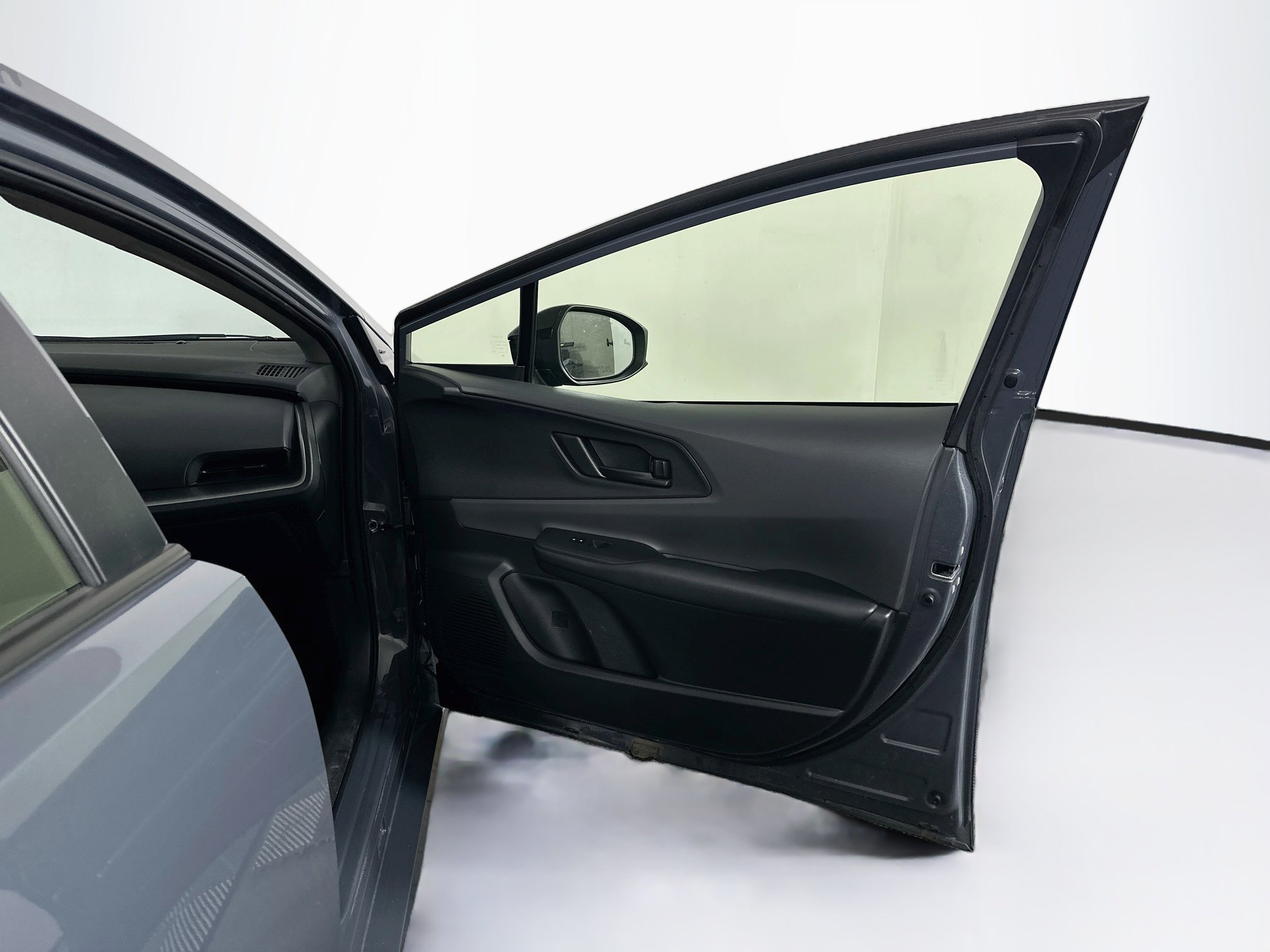 Used 2025 Toyota Prius LE FWD image 30