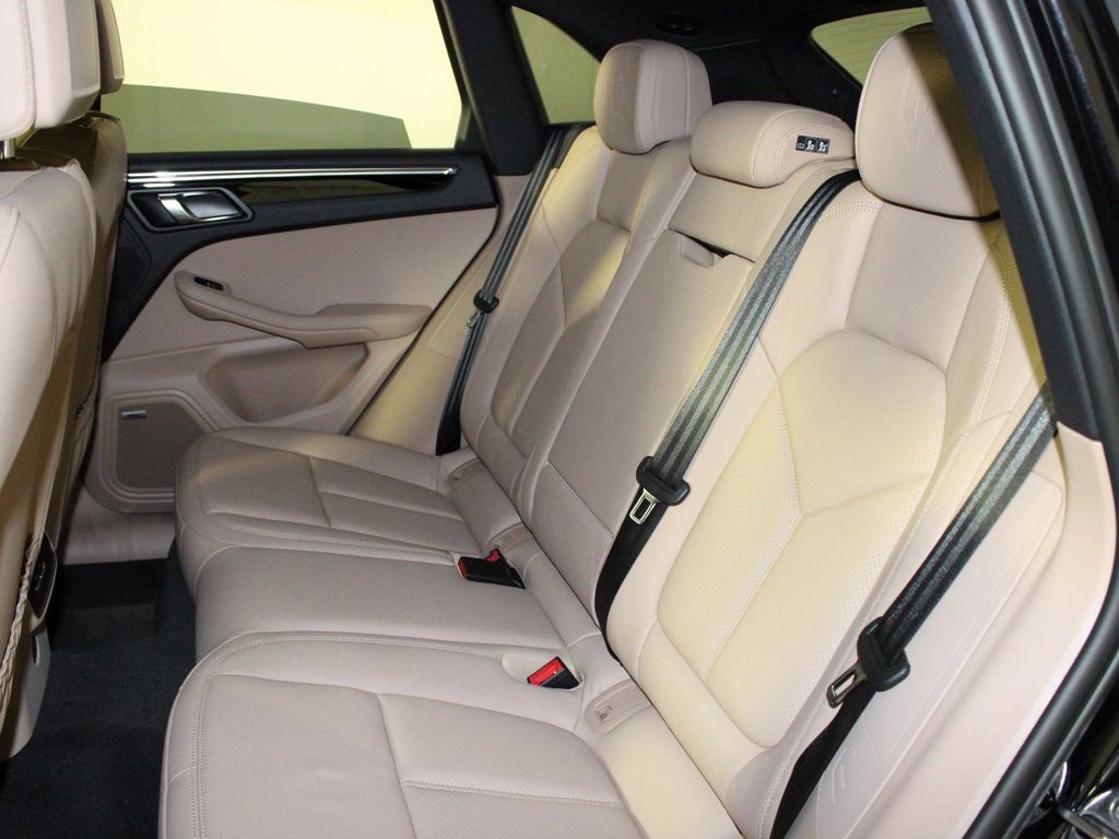 Certified 2025 Porsche Macan image 34