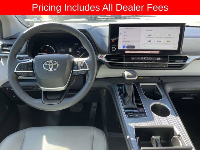 Used 2025 Toyota Sienna XLE FWD image 13