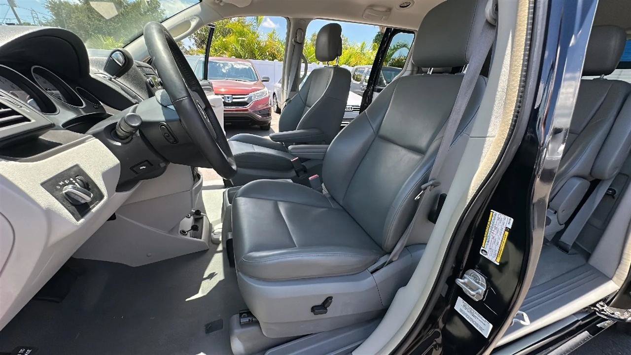 Used 2010 Volkswagen Routan SE FWD image 22