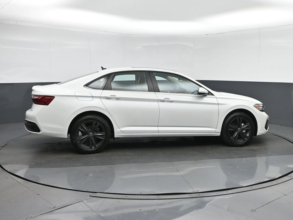 Used 2024 Volkswagen Jetta SE FWD image 8
