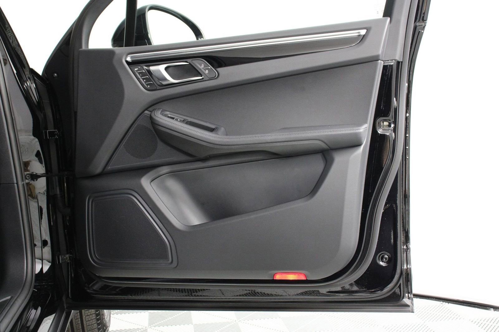 Certified 2025 Porsche Macan image 23