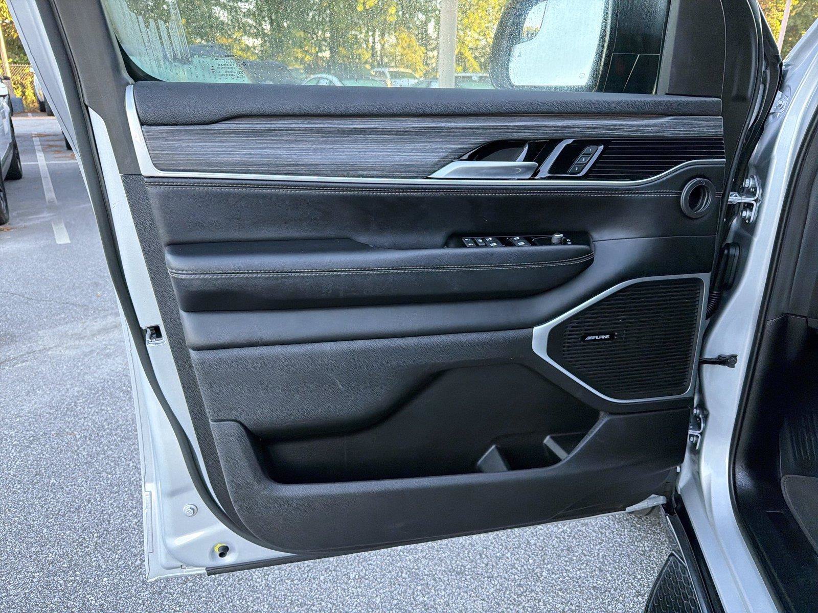 Used 2024 Jeep Wagoneer Series II w/ Flexible Seating Group RWD image 9