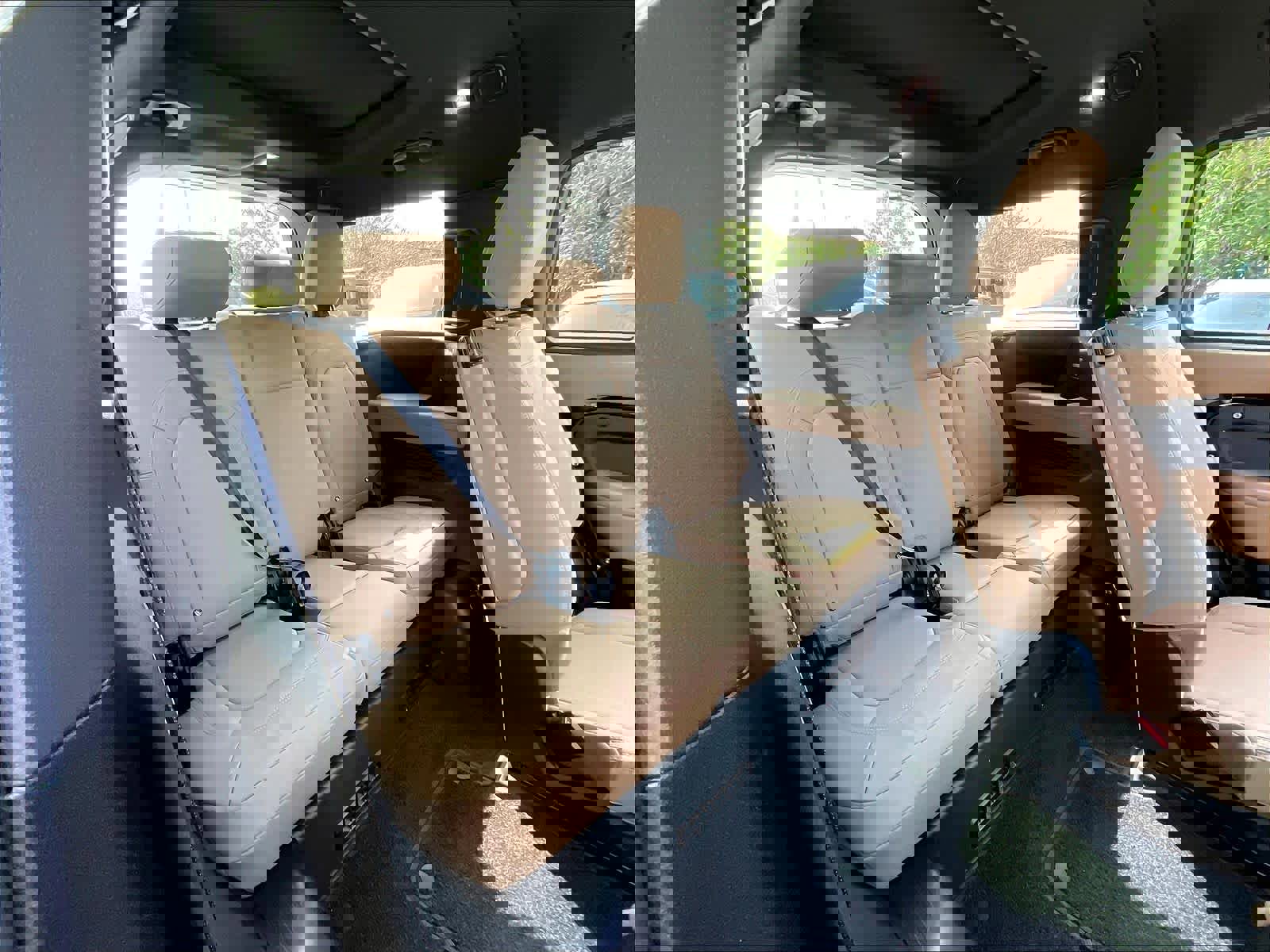 Used 2025 Land Rover Defender 130 X-Dynamic SE image 29