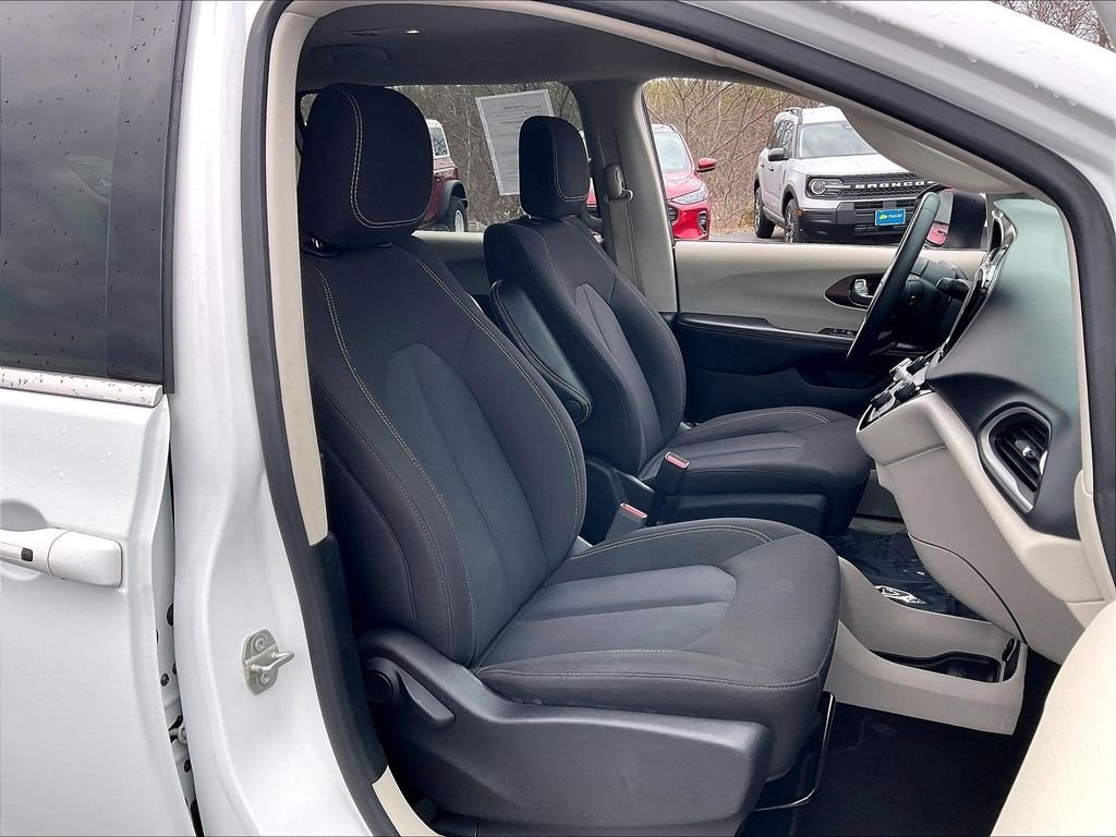 Used 2023 Chrysler Voyager LX FWD image 10