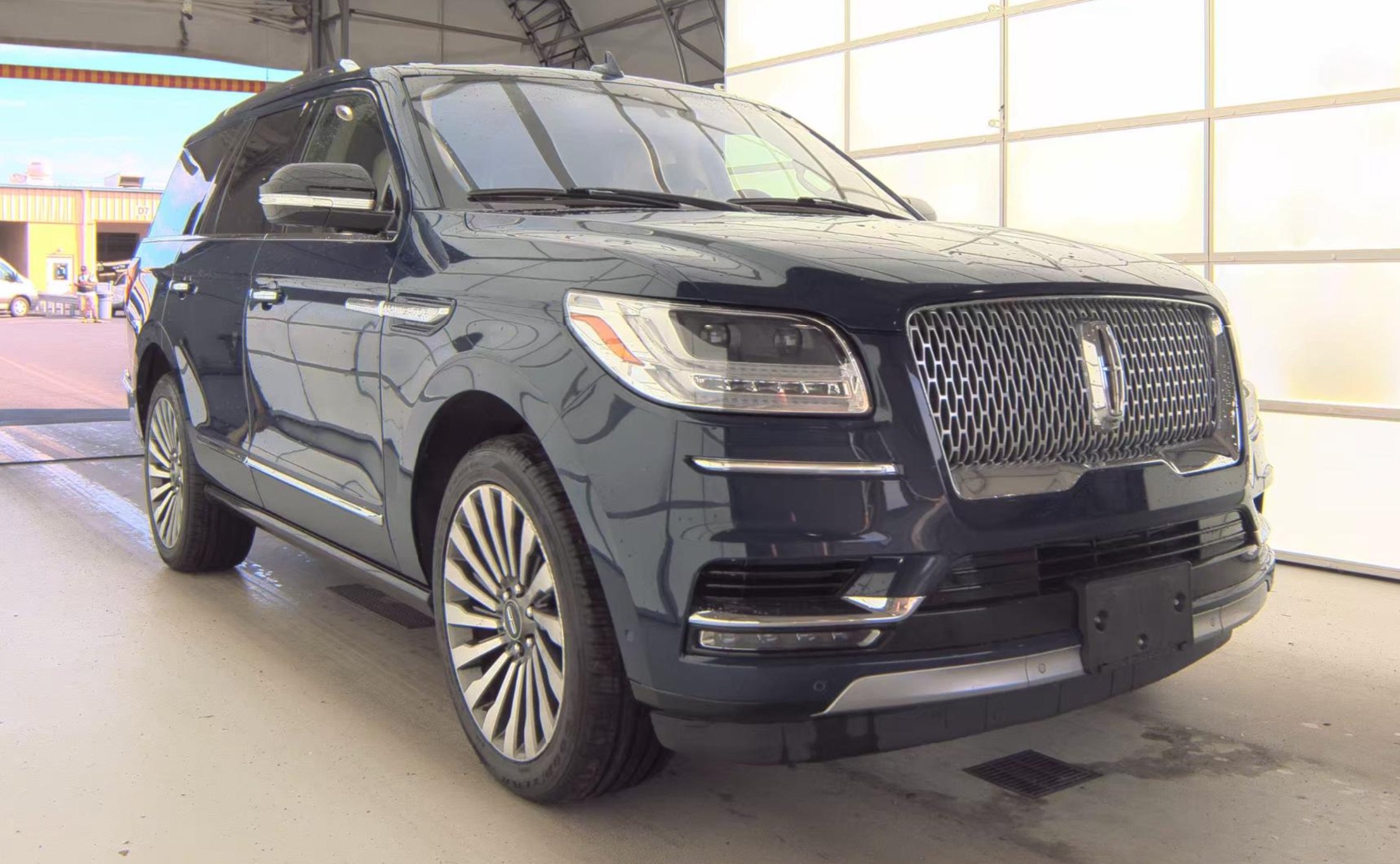 Used 2019 Lincoln Navigator Reserve AWD/4WD image 3