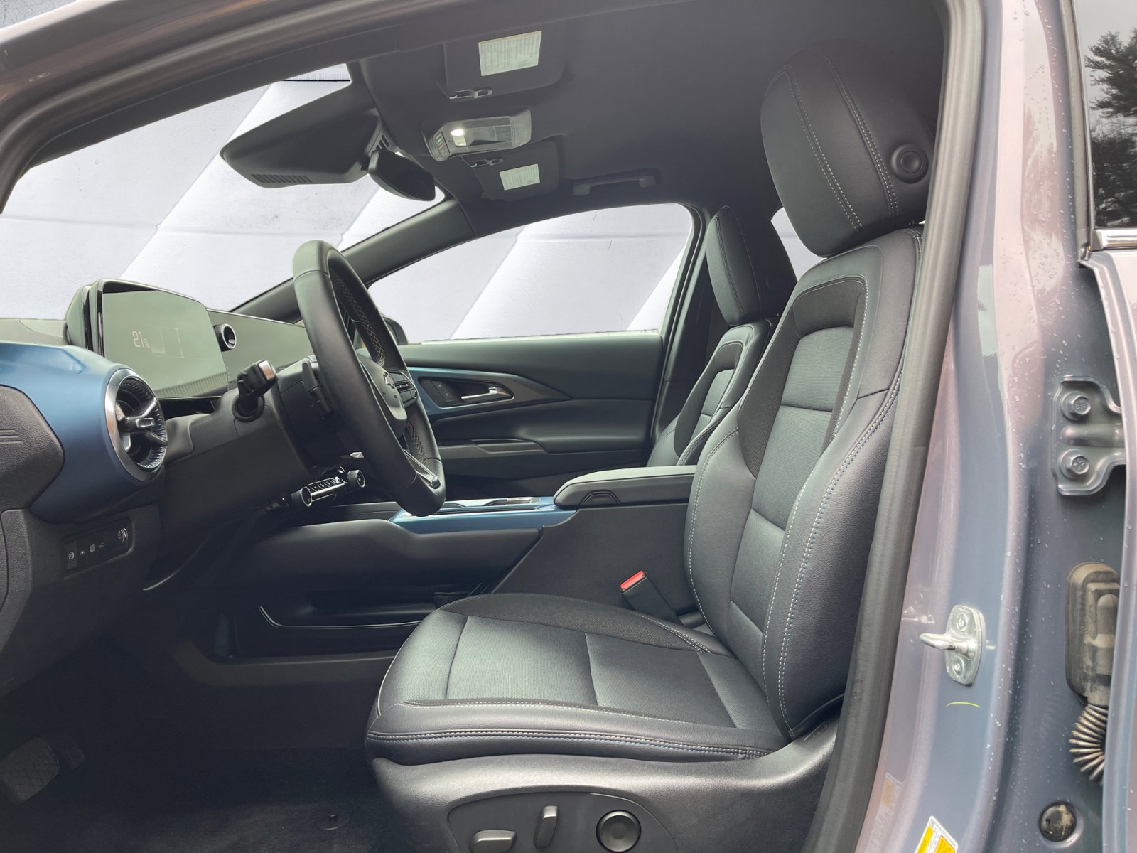 Used 2025 Chevrolet Equinox EV LT w/ Convenience Package image 10