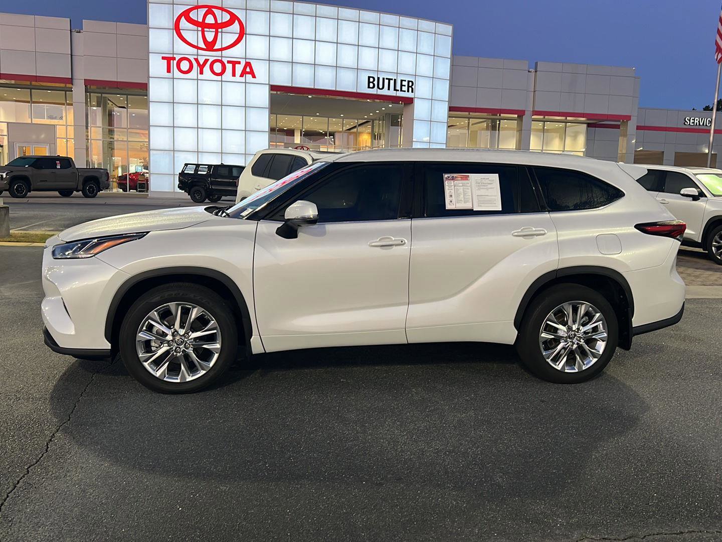 Used 2024 Toyota Highlander Limited image 3