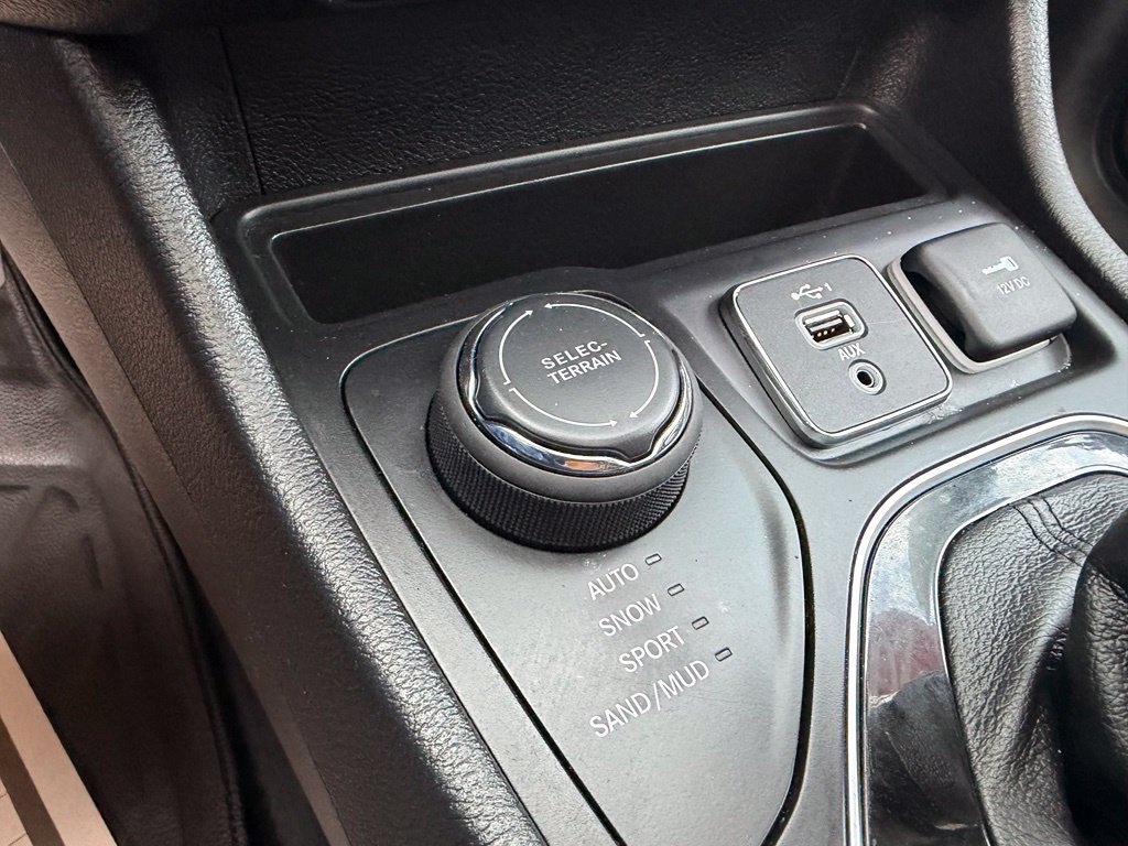 Used 2022 Jeep Cherokee Limited AWD/4WD image 29