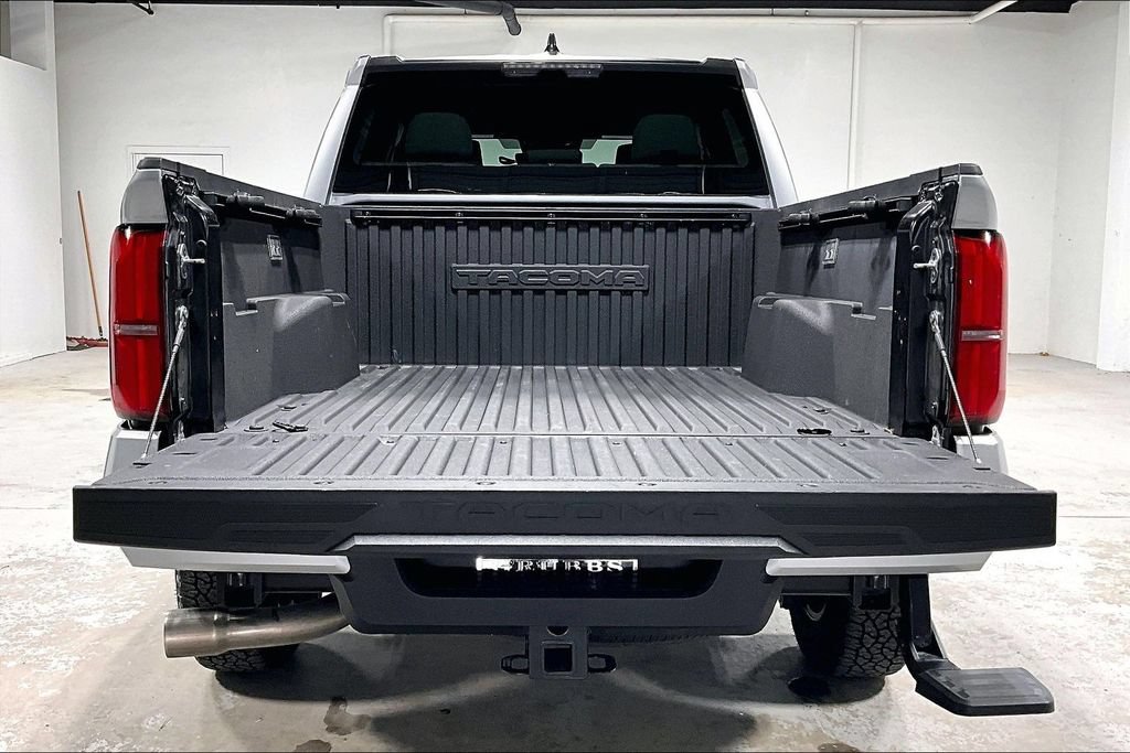 Used 2025 Toyota Tacoma SR5 AWD/4WD image 33