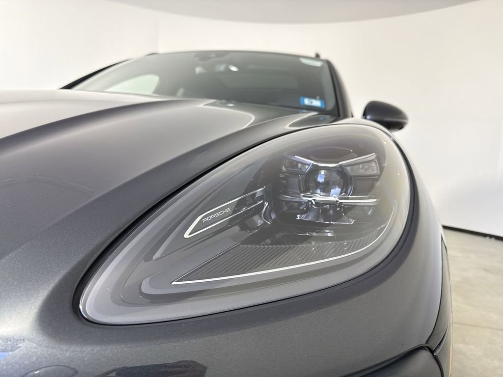Certified 2024 Porsche Macan Turbo image 11