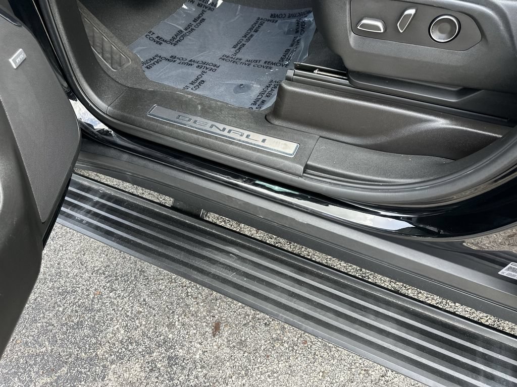 Used 2023 GMC Yukon Denali RWD image 38