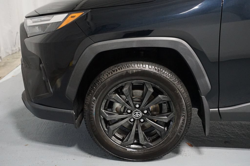 Used 2022 Toyota RAV4 XLE Premium AWD/4WD image 5