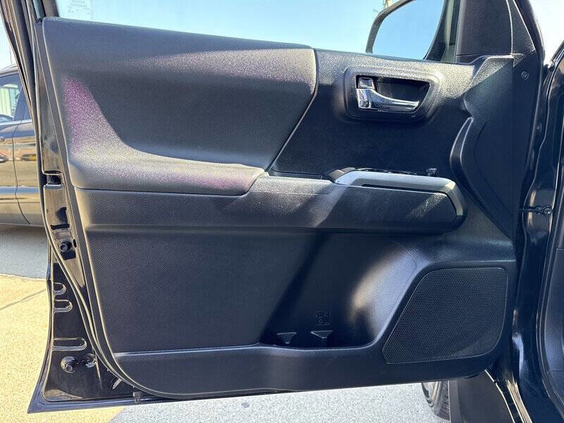 Used 2019 Toyota Tacoma TRD Sport image 15
