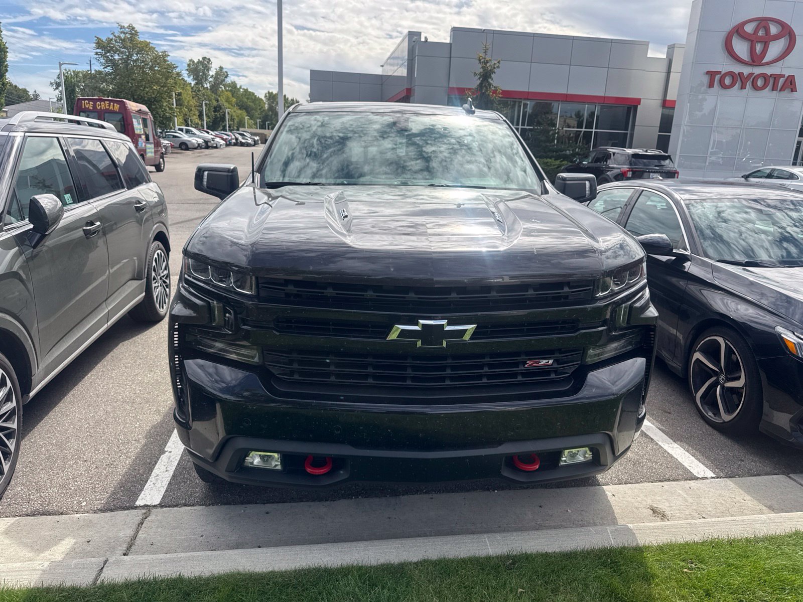 Used 2022 Chevrolet Silverado 1500 LT Trail Boss w/ LT Trail Boss Premium Package AWD/4WD image 2