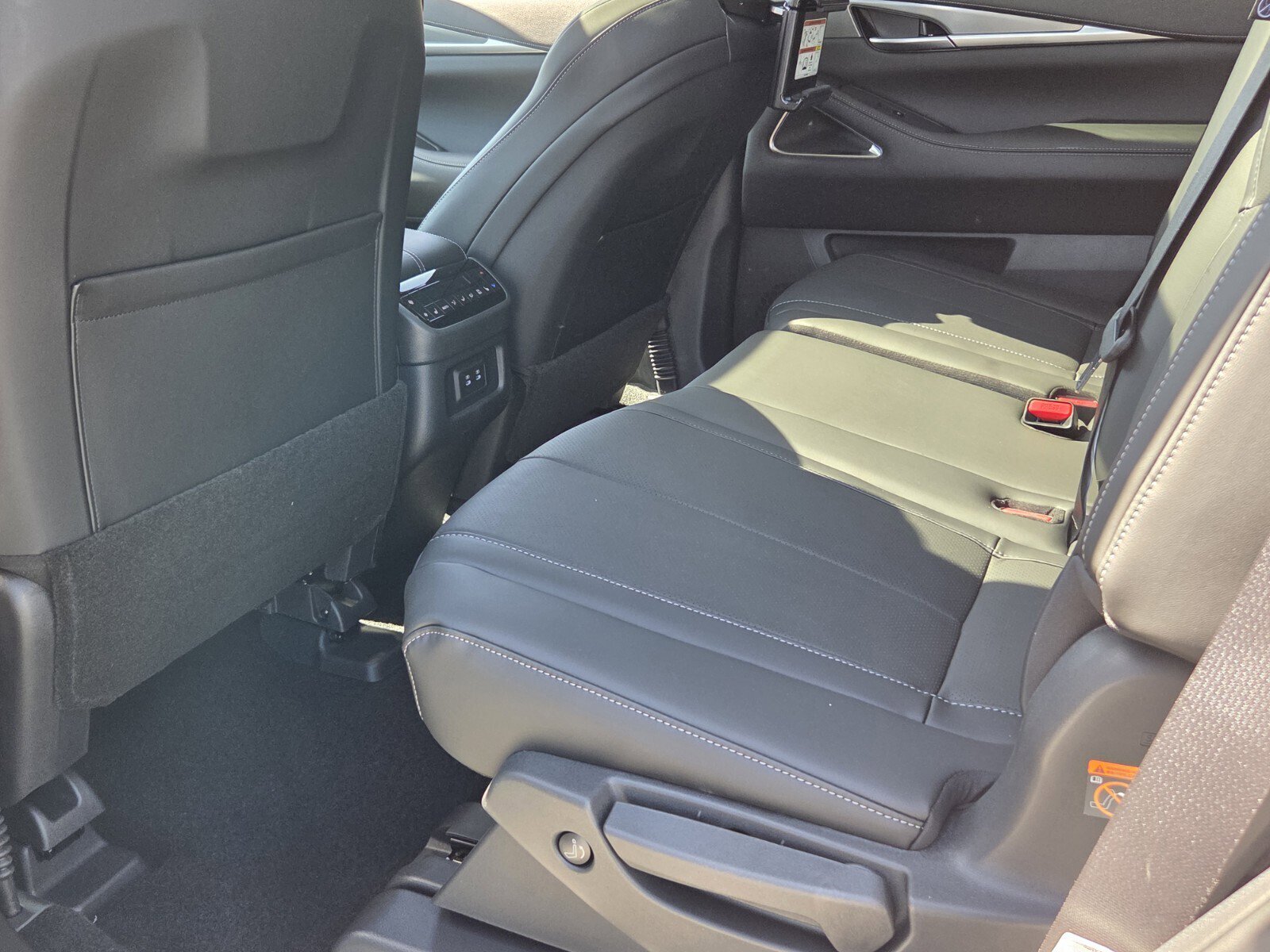 New 2026 INFINITI QX60 Luxe w/ Family Package image 11