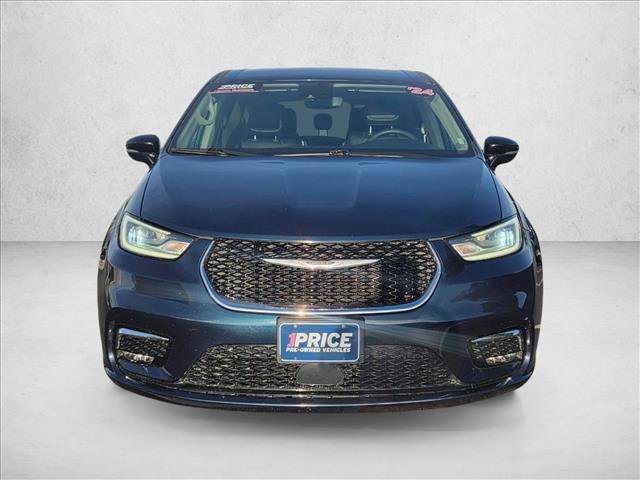 Used 2024 Chrysler Pacifica Limited FWD image 2