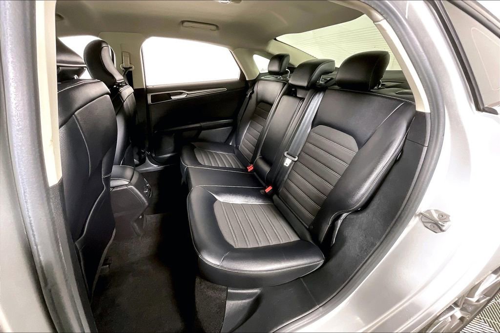 Used 2017 Ford Fusion SE w/ Equipment Group 201A image 24