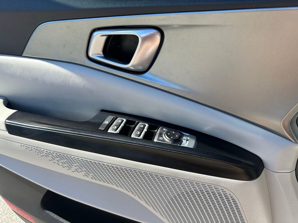 Used 2022 Kia Carnival LX image 24