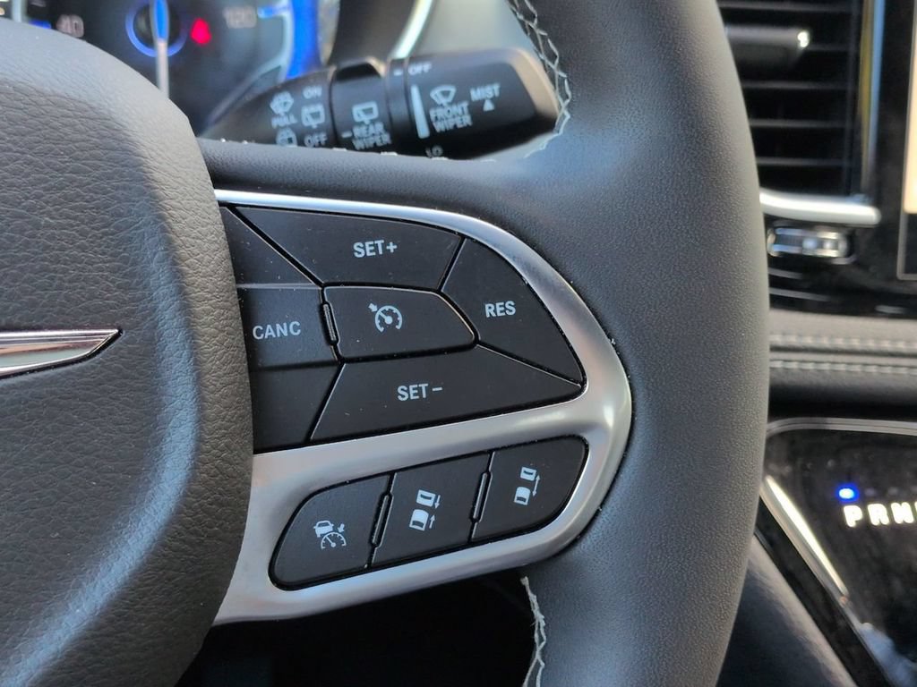 Used 2026 Chrysler Pacifica Limited FWD image 27