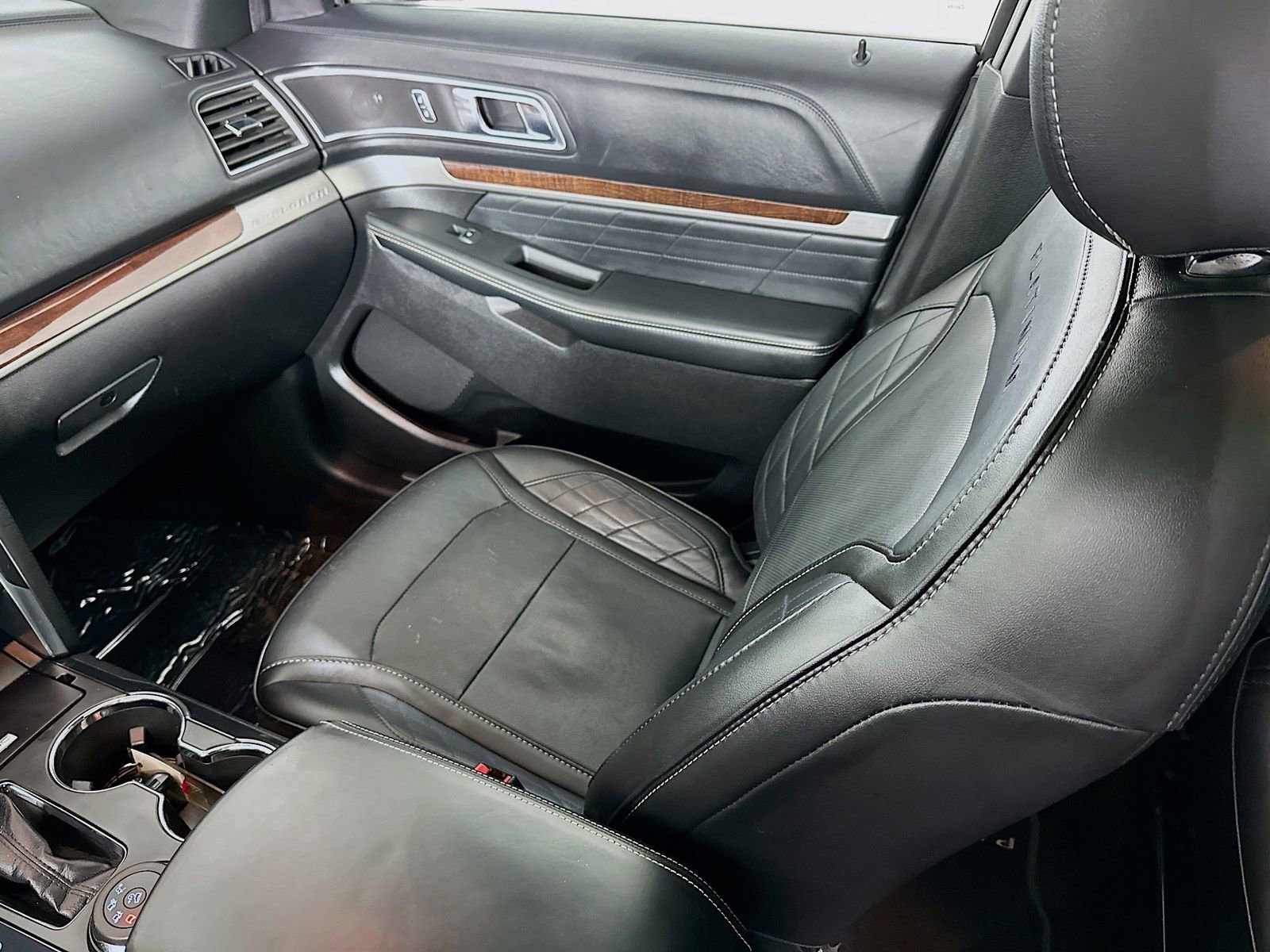 Used 2017 Ford Explorer Platinum image 25