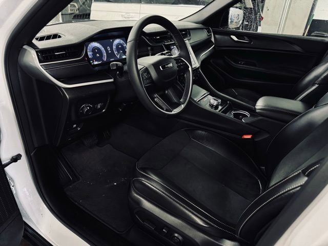 Used 2025 Jeep Grand Cherokee Altitude image 17