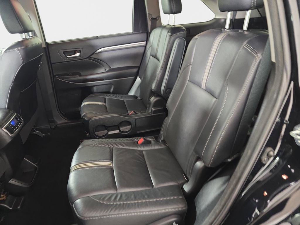 Used 2017 Toyota Highlander SE image 18