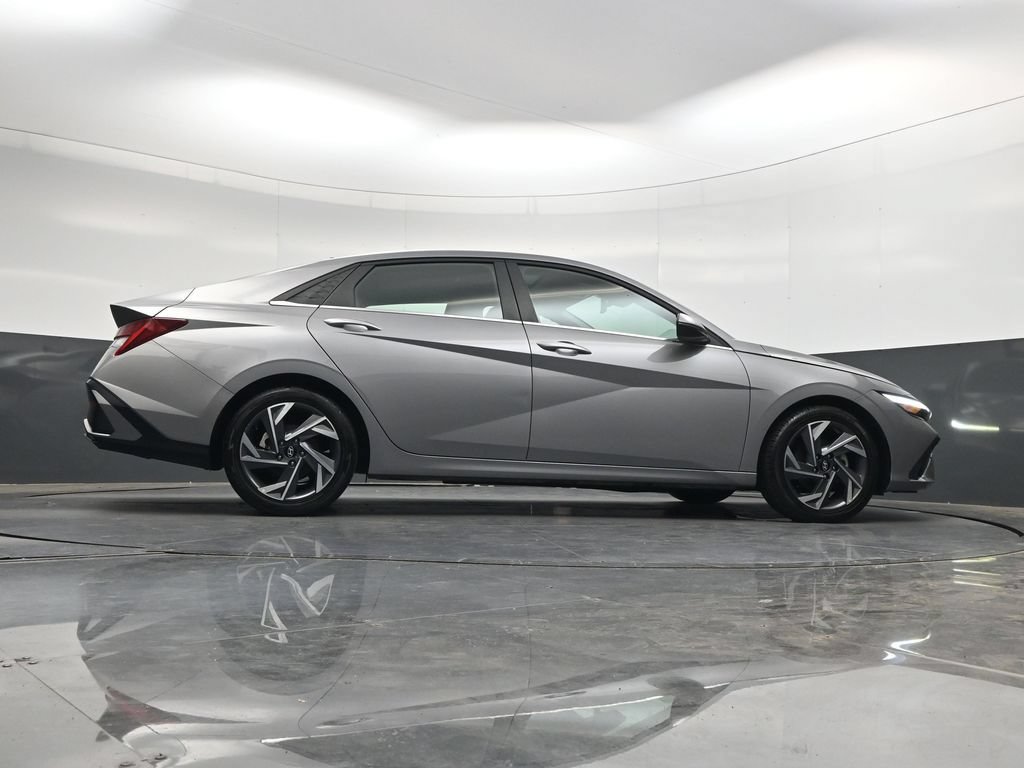 Used 2025 Hyundai Elantra Limited FWD image 37