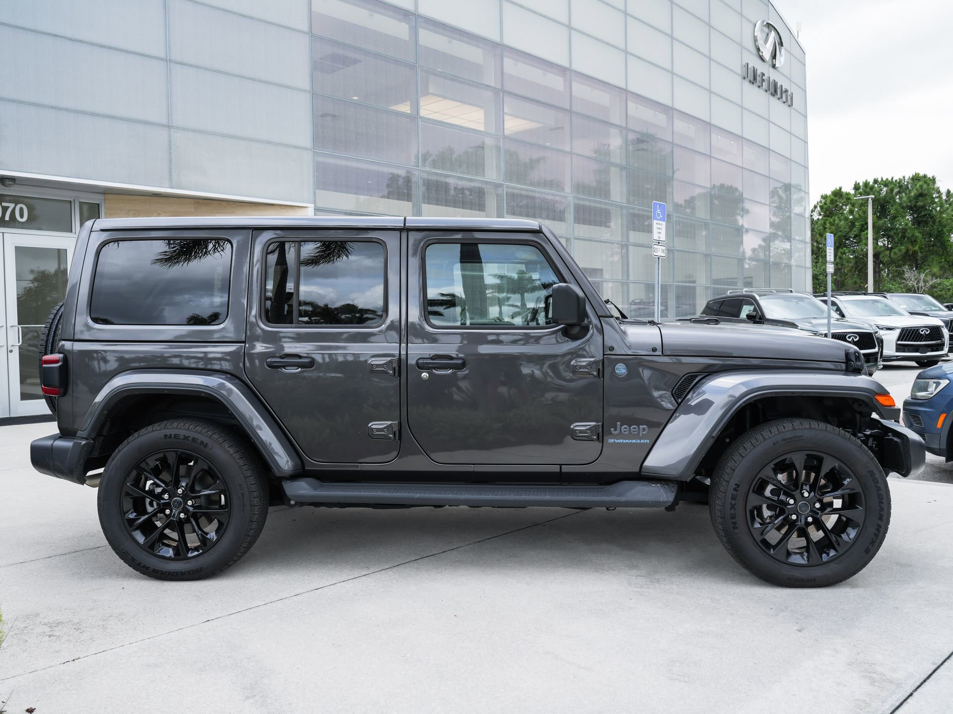 Used 2025 Jeep Wrangler Unlimited Sahara AWD/4WD image 10