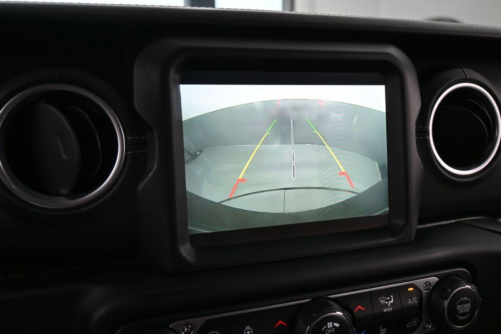 Used 2018 Jeep Wrangler Unlimited Sahara AWD/4WD image 17