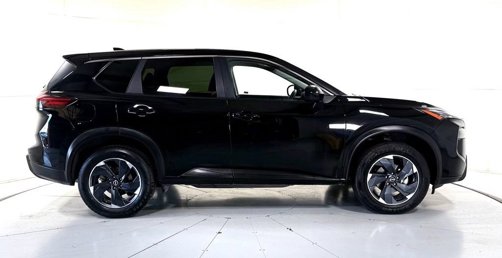 Used 2025 Nissan Rogue SV FWD image 3