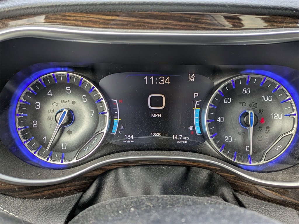 Used 2022 Chrysler Pacifica Limited w/ Uconnect Theater Family Group image 9