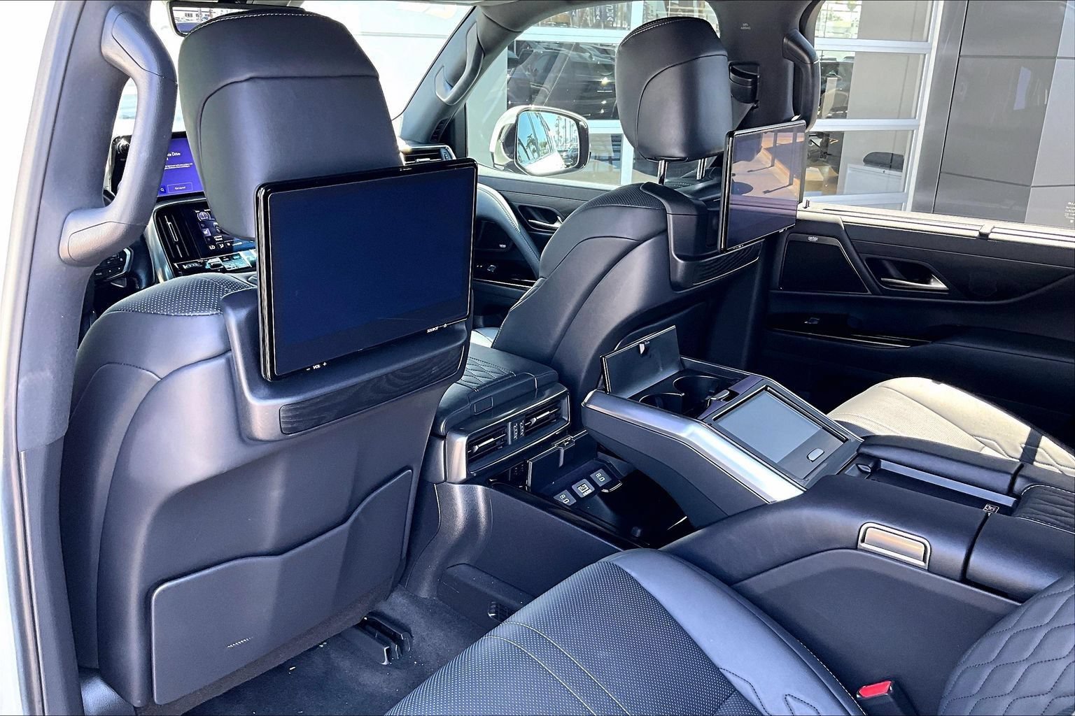 Used 2022 Lexus LX 600 4WD w/ Accessory Package (Z1) image 33