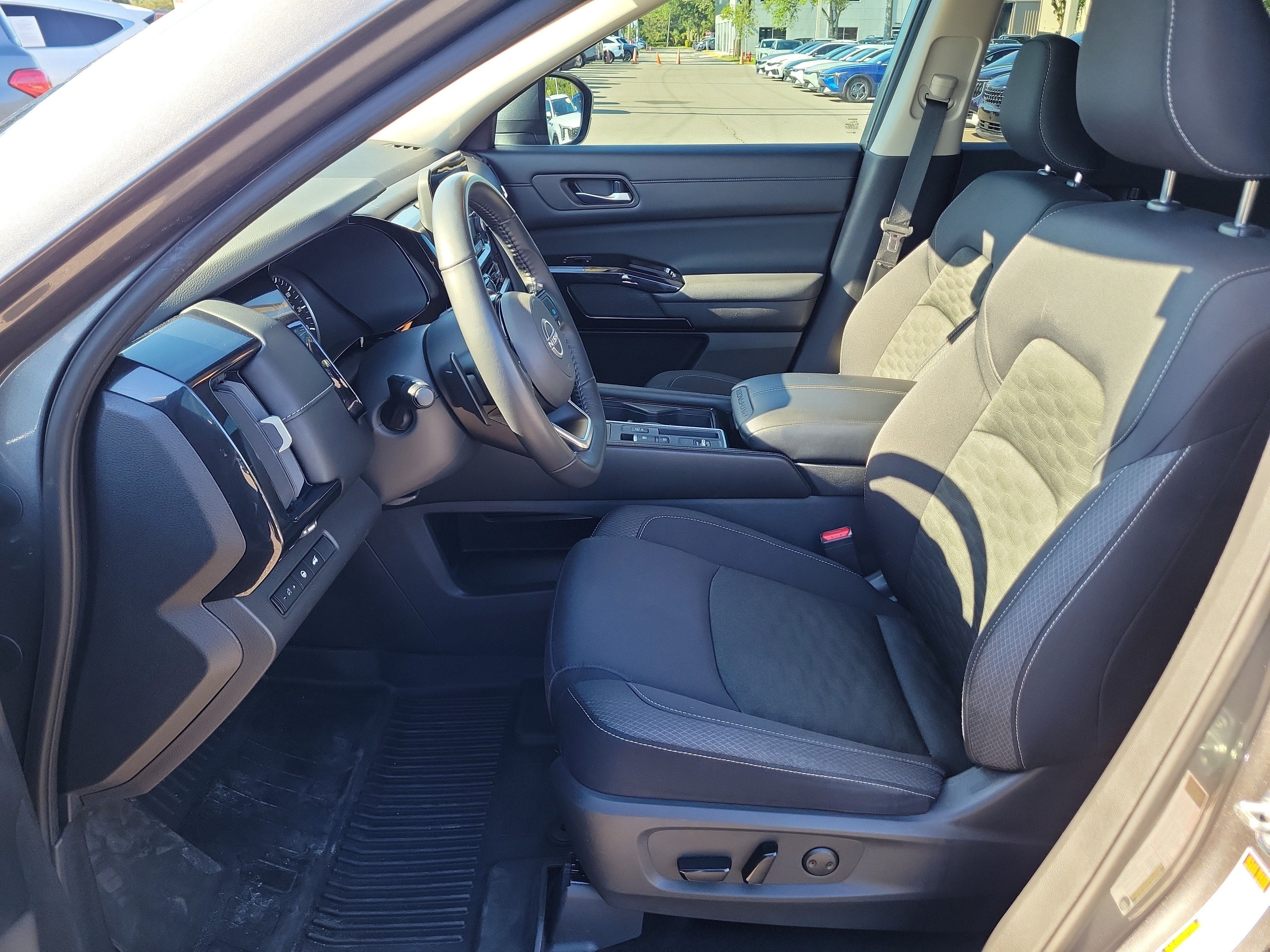 Used 2022 Nissan Pathfinder SV w/ SV Premium Package FWD image 23
