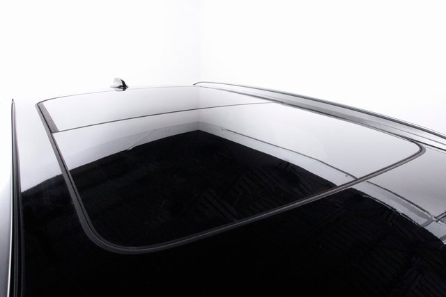 Certified 2025 Volvo XC40 B5 Plus image 40